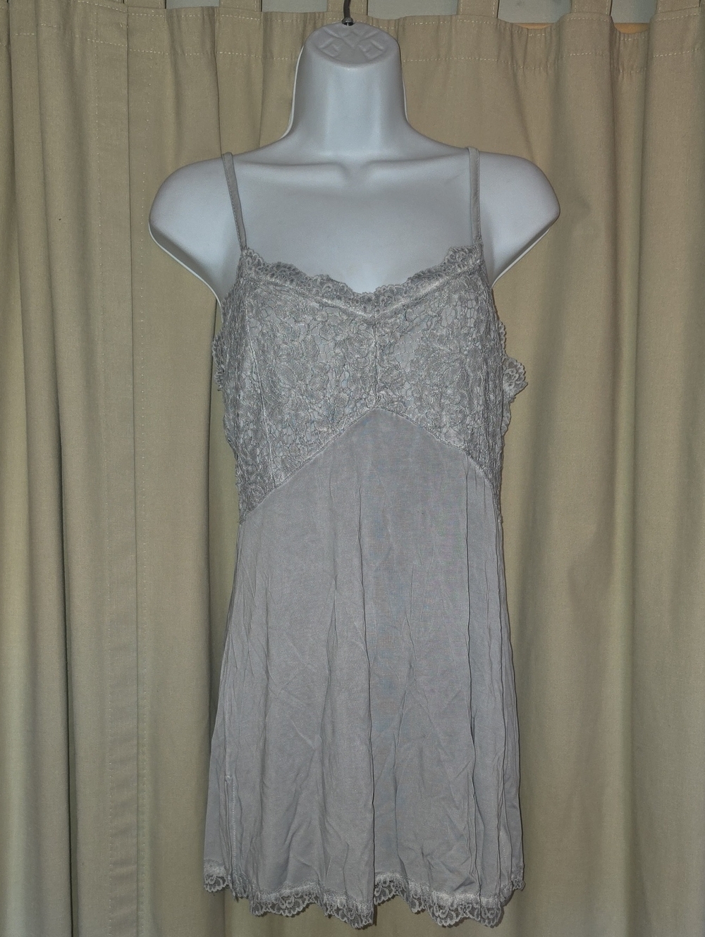 POL Lace-Trim Camisole Chemise in Light Gray
